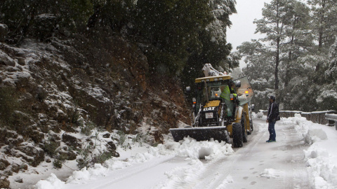 Una máquina quitanieves trabaja en la carretera MA-10, que recorre la sierra de la Tramontana. /EFE