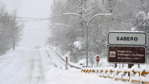 El temporal de nieve y frio que afecta a toda la península, ha dejado importantes nevadas en la localidad leonesa de Sabero. /EFE