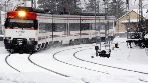 Un tren de cercanias se acerca a la estación de la localidad de Barcena de Pie de Concha . /EFE
