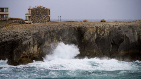 Oleaje en la costa de la localidad de Ciutadella (Menorca). /EFE