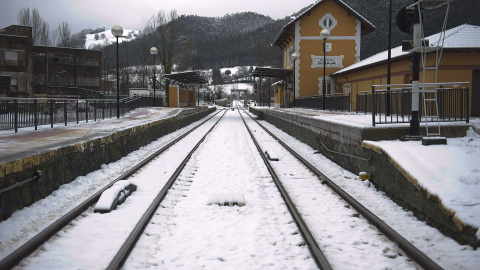 Estación de tren de Gibaja (Cantabria), donde las fuertes nevadas han complicado la circulación. /EFE