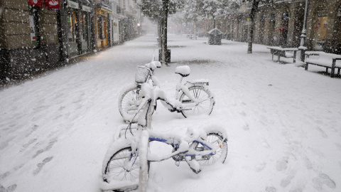 Dos bicicletas totalmente cubiertas, en la calle Dato de Vitoria. /EFE