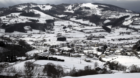 La localidad guipuzcoana de Berastegi (Gipuzkoa) cubierta de un manto de nieve. /EFE