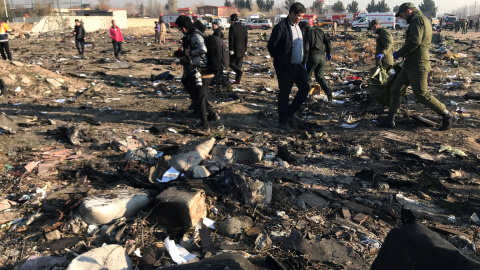 Miembros del equipo de rescate con personas revisan los escombros de un accidente aéreo perteneciente a Ukraine International Airlines después del despegue del aeropuerto iraní Imam Khomeini, en las afueras de Teherán, Irán, 8 de enero de 2 Miembros del equipo de rescate con personas revisan los escombros de un accidente aéreo perteneciente a Ukraine International Airlines después del despegue del aeropuerto iraní Imam Khomeini, en las afueras de Teherán, Irán, 8 de enero de 2