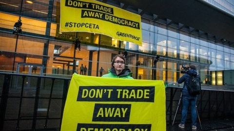 Greenpeace despliega una pancarta contraria al CETA en Luxemburgo / EUROPA PRESS Greenpeace despliega una pancarta contraria al CETA en Luxemburgo / EUROPA PRESS