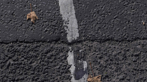 En la ciudad de Pettigo, un leve cambio en la textura del pavimento señala el borde exacto de la frontera entre Irlanda del Norte y la República de Irlanda. /REUTERS