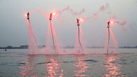 Exhibición de jet-boards en Yixing, China. /REUTERS