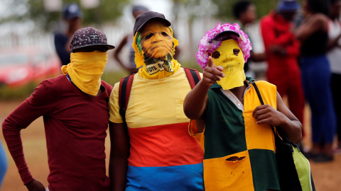Protestantes llevan máscaras tras interrumpir unas conferencias demandando la educación superior gratuita en la Universidad del noroeste de Vanderbijlpark. / REUTERS
