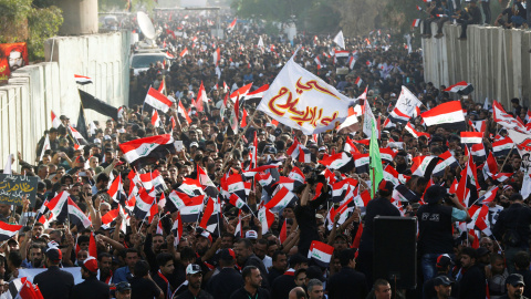 Simpatizantes de un clérigo chiíta en Irak gritan eslóganes durante una protesta en contra de Turquía enfrente de la embajada, en Badhdad. / REUTERS