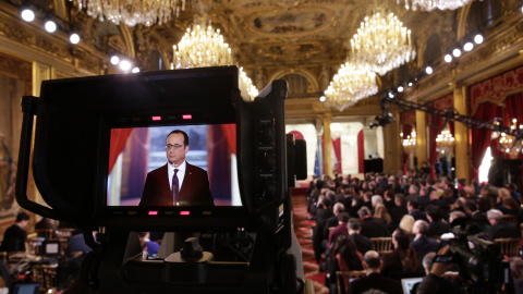 La imagen del presidente frances Francois Hollande en una camara de television durante la rueda de prensa semestral en el Palacio del Eliseo. REUTERS/Philippe Wojazer