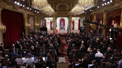 Vista de la sala del Palacio del Eliseo con los periodistas asistentes a la rueda de prensa semestral del presidente francés Francois Hollande.  REUTERS/Philippe Wojazer