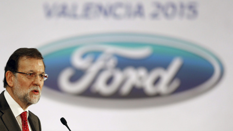 El presidente del Gobierno español, Mariano Rajoy, pronuncia unas palabras durante la visita que ha realizado a la fábrica de Ford en Almussafes, en la Comunidad Valencian. EFE/Kai Försterling