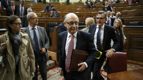 El ministro de Hacienda, Cristóbal Montoro, se dispone a salir del hemiciclo al finalizar el pleno del Congreso en el que se han aprobado definitivamente los presupuestos generales del Estado para 2016. EFE/Paco Campos El ministro de Hacienda, Cristóbal Montoro, se dispone a salir del hemiciclo al finalizar el pleno del Congreso en el que se han aprobado definitivamente los presupuestos generales del Estado para 2016. EFE/Paco Campos