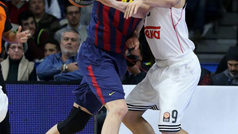 El pívot croata del FC Barcelona Ante Tomic entra a canasta ante la defensa de Felipe Reyes, del Real Madrid. /Alberto Martín (EFE) El pívot croata del FC Barcelona Ante Tomic entra a canasta ante la defensa de Felipe Reyes, del Real Madrid. /Alberto Martín (EFE)