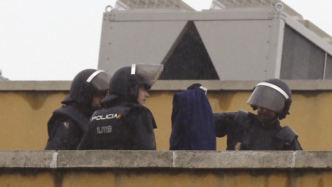 Efectivos de la Policía Nacional permanecen en la azotea del Centro de Internamiento de Extranjeros (CIE) de Aluche, en Madrid, donde anoche se encerraron unos cuarenta inmigrantes. EFE/Paco Campos Efectivos de la Policía Nacional permanecen en la azotea del Centro de Internamiento de Extranjeros (CIE) de Aluche, en Madrid, donde anoche se encerraron unos cuarenta inmigrantes. EFE/Paco Campos