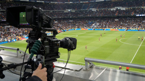 Una cámara graba el clásico de la temporada pasada en el Santiago Bernabéu. Una cámara graba el clásico de la temporada pasada en el Santiago Bernabéu.