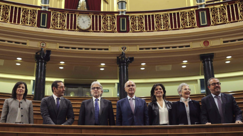 Los diputados de CiU Maria del Carmen Castellano, Antoni Pico, Josep Sanchez Llibre, Josep Antoni Durán i Lleida, Monserrat Surroca, Concepció Tarruella y Marti Barbera en el hemiciclo del Congreso tras la última sesión de control.- EFE
