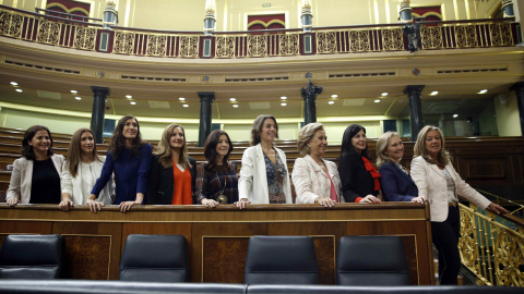 Diputadas del Partido Popular se fotografían al término de la última sesión de control al Gobierno con la que la Cámara Baja ha puesto fin a la X legislatura.- EFE