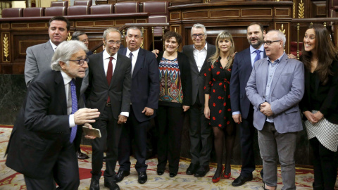 Diputados valencianos observan al diputado de CiU, Josep Sánchez Llibre.- EFE