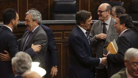 Rafael Hernando y del PSOE, Antonio Hernando se despiden de disputados tras la última sesión de control al Gobierno con la que la Cámara Baja ha puesto fin a la X legislatura. EFE