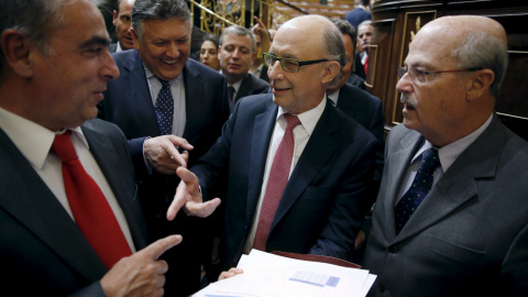 El ministro de Hacienda, Cristóbal Montoro, conversa con varios diputados del PP. REUTERS/ Juan Medina