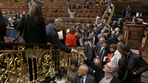 Varios diputados se saludan al término de la última sesión de control al Gobierno con la que la Cámara Baja ha puesto fin a la X legislatura. EFE