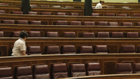 Personal auxiliar del Congreso de Los Diputados en el hemiciclo.- EFE