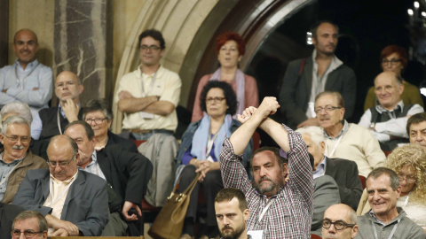 Familiares y amigos de las víctimas del franquismo siguen en la tribuna de invitados, la sesión del Parlament que ha acordado por unanimidad tramitar la proposición de ley  para declarar nulos los consejos de guerra durante la dictadura fra