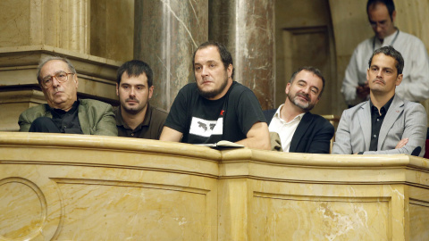 El exdiputado de la CUP David Fernández y el líder de ERC en el Ayuntamiento de Barcelona, Alfred Bosch siguen en la tribuna de invitados la sesión del Parlament que ha acordado por unanimidad tramitar la proposición de ley para declarar nu