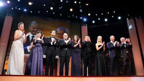 El director de la Berlinale, Dieter Kosslick (d), y la presentadora Anke Engelke (i) aplauden junto a los miembros del jurado, desde la izquierda, Audrey Tautou, Daniel Bruehl, Matthew Weiner, Claudia Llosa, Bong Joon-ho, Martha de Laurenti El director de la Berlinale, Dieter Kosslick (d), y la presentadora Anke Engelke (i) aplauden junto a los miembros del jurado, desde la izquierda, Audrey Tautou, Daniel Bruehl, Matthew Weiner, Claudia Llosa, Bong Joon-ho, Martha de Laurenti