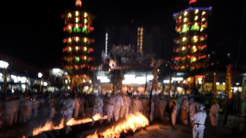 Devotos malasios de origen chino caminan sobre un lecho de carbón ardiendo durante el festival anual de nueve dioses del emperador en Kuala Lumpur . AFP PHOTO / MANAN VATSYAYANA