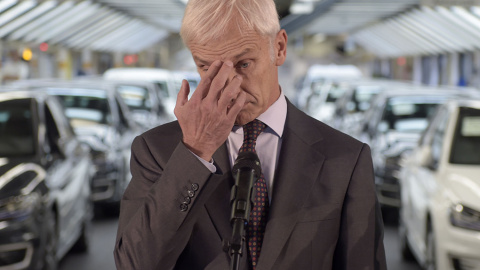 Matthias Mueller, director ejecutivo de Volkswagen, gesticula al dirigirse a los periodistas después de visitar una planta de VW en Wolfsburg, Alemania. ANDERSEN / AFP