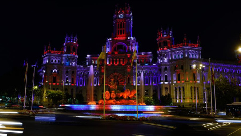 La madrileña fuente de La Cibeles y el Palacio de Correos se iluminan hoy viernes con los colores de la bandera británica por el fallecimiento de la reina Isabel II de Inglaterra. EFE/Rodrigo Jimenez La madrileña fuente de La Cibeles y el Palacio de Correos se iluminan hoy viernes con los colores de la bandera británica por el fallecimiento de la reina Isabel II de Inglaterra. EFE/Rodrigo Jimenez