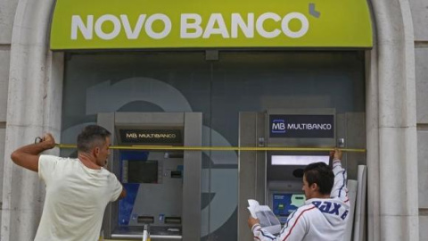 Unos trabajadores instalan el nuevo logo del portugués Novo Banco en una de sus sucursales de Lisboa. REUTERS Unos trabajadores instalan el nuevo logo del portugués Novo Banco en una de sus sucursales de Lisboa. REUTERS