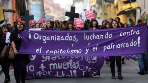 Centenares de bolivianas manifiestan su repudio hacia la violencia machista y claman justicia para las víctimas de feminicidio, en La Paz (Bolivia). EFE/MARTIN ALIPAZ Centenares de bolivianas manifiestan su repudio hacia la violencia machista y claman justicia para las víctimas de feminicidio, en La Paz (Bolivia). EFE/MARTIN ALIPAZ