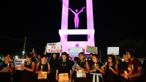 Un grupo de mujeres salvadoreñas en la manifestación contra la violencia machista en El Salvador. EFE/Oscar Rivera Un grupo de mujeres salvadoreñas en la manifestación contra la violencia machista en El Salvador. EFE/Oscar Rivera