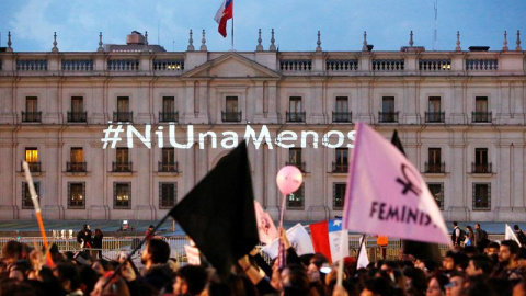Manifestación frente al Palacio de La Moneda, en Santiago de Chile, contra de la violencia machista. EFE/Mario Ruiz Manifestación frente al Palacio de La Moneda, en Santiago de Chile, contra de la violencia machista. EFE/Mario Ruiz