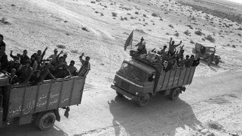 La Marcha Verde se aproxima a la frontera española./ FONDO ENRIQUE DAVOISE