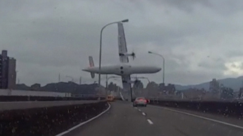 Una imagen del accidente de un avión de TransAsia Airways tomada desde un coche. /REUTERS