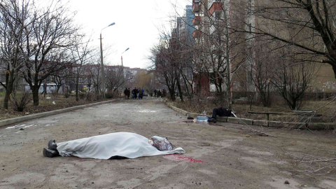 Cuerpos de varias personas muertas en un edificio junto a un hospital en Donetsk (Ucrania), en una zona controlada por los rebeldes, donde cayó un proyectil. /MAXIM SERGEEV (REUTERS)