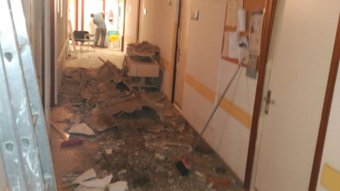 Trabajadores del 12 de octubre denuncian la caída de un techo en el hospital / TWIITTER Trabajadores del 12 de octubre denuncian la caída de un techo en el hospital / TWIITTER