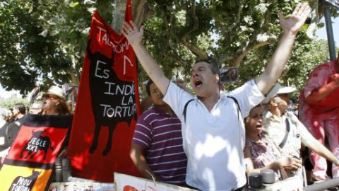 Manifestantes muestran su alegría tras la aprobación en el Parlament catalán de la Iniciativa Legislativa Popular (ILP) a favor de la supresión de los festejos taurinos en Catalunya. Archivo/EFE Manifestantes muestran su alegría tras la aprobación en el Parlament catalán de la Iniciativa Legislativa Popular (ILP) a favor de la supresión de los festejos taurinos en Catalunya. Archivo/EFE