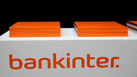 El logo de Bankinter y ejemplares de la memoria del banco en la última junta de accionistas. REUTERS/Andrea Comas El logo de Bankinter y ejemplares de la memoria del banco en la última junta de accionistas. REUTERS/Andrea Comas
