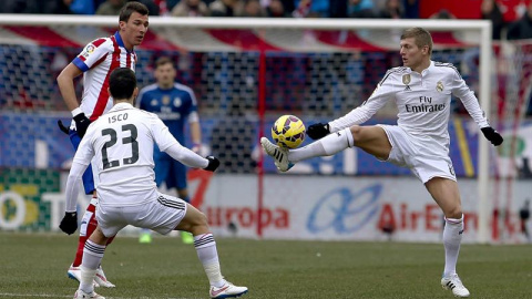 Kroos intenta controlar el balón ante varios jugadores del Atlético. /EFE Kroos intenta controlar el balón ante varios jugadores del Atlético. /EFE