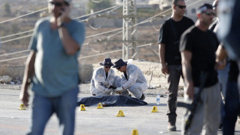 Varios policías israelíes recopilan pruebas junto al cuerpo sin vida de un palestino que ha sido abatido a tiros por un soldado israelí tras apuñalar a una joven en el asentamiento de Adam el martes. EFE Varios policías israelíes recopilan pruebas junto al cuerpo sin vida de un palestino que ha sido abatido a tiros por un soldado israelí tras apuñalar a una joven en el asentamiento de Adam el martes. EFE