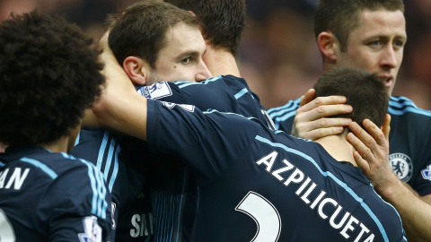 Ivanovic celebra con sus compañeros del Chelsea el gol ante el Aston Villa. /REUTERS Ivanovic celebra con sus compañeros del Chelsea el gol ante el Aston Villa. /REUTERS
