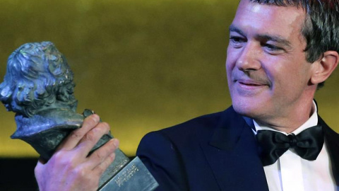 Antonio Banderas con el Goya de Honor. /EFE