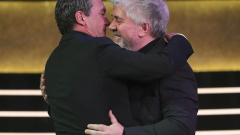 Almódovar se abraza con Antonio Banderas. /EFE