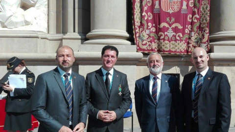 Diego Miranda y otros miembros de GEES Spain junto al Subdelegado del Gobierno en Zaragoza, Ángel Val Pradilla, tras la ceremonia. / Danilo Albin Diego Miranda y otros miembros de GEES Spain junto al Subdelegado del Gobierno en Zaragoza, Ángel Val Pradilla, tras la ceremonia. / Danilo Albin