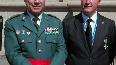 Diego Miranda junto al General de la Guardia Civil Don Antonio Tocón, tras recibir la medalla. / Danilo Albin Diego Miranda junto al General de la Guardia Civil Don Antonio Tocón, tras recibir la medalla. / Danilo Albin